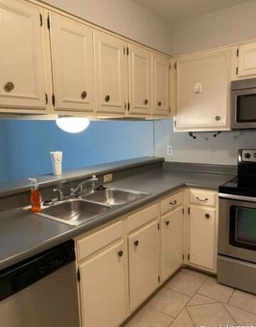 3-bedroom rental at 5010 Arbor Ridge Dr in San Antonio, TX — photo 5