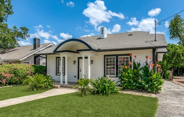 3-bedroom rental at 430 E Mulberry Ave in San Antonio, TX — photo 2