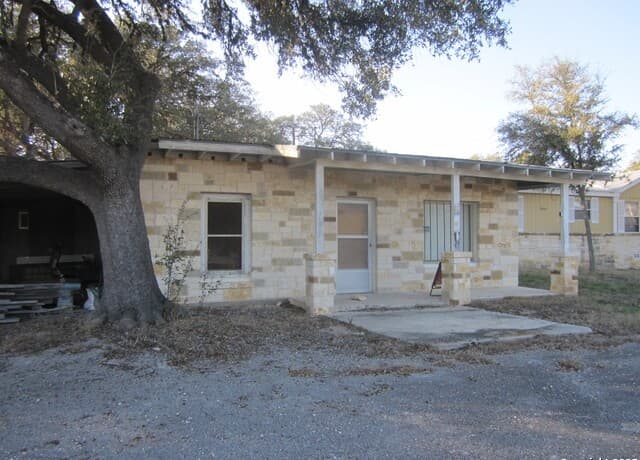 2-bedroom rental at 496 Cedarhill Dr. in Bandera, TX — photo 1