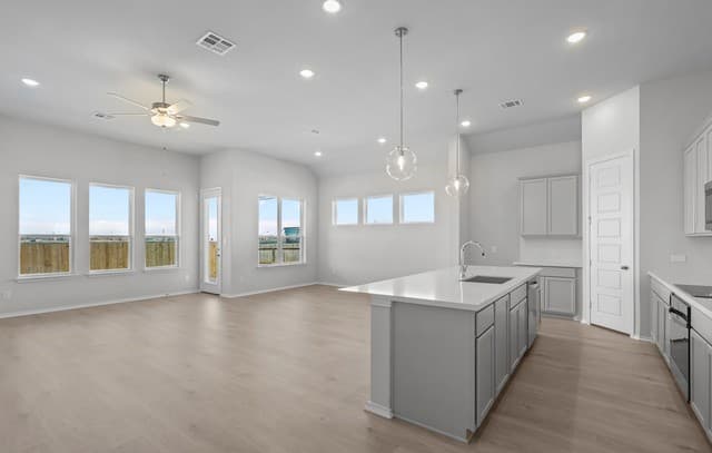 4-bedroom rental at 133 Heidi Hill in Castroville, TX — photo 3
