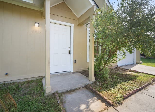 3-bedroom rental at 4819 Corian Oak in Kirby, TX — photo 4