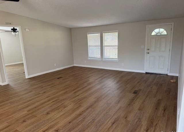 4-bedroom rental at 2387 Fm 537 in Floresville, TX — photo 5