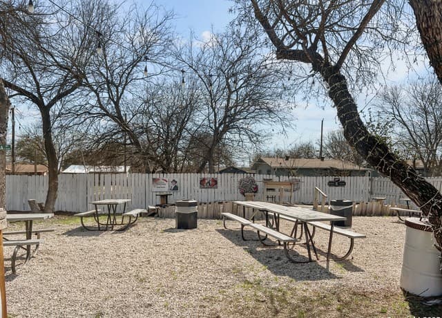 1-bedroom rental at 232 Guthrie in San Antonio, TX — photo 4
