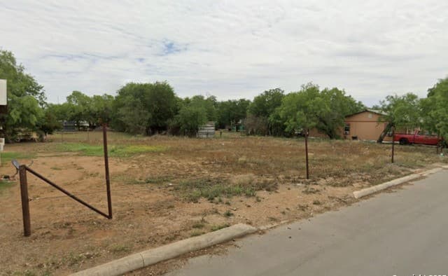 rental at 10 Willow st in Pearsall, TX — photo 2