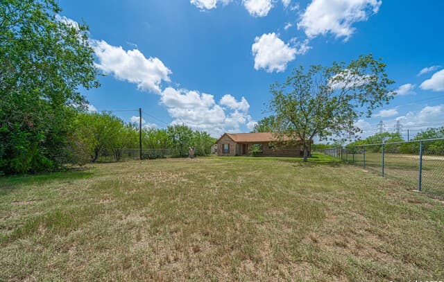 3-bedroom rental at 8540 Real Rd in San Antonio, TX — photo 2