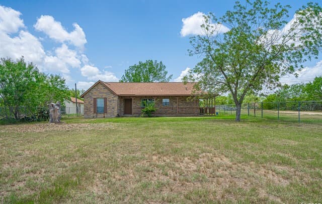 3-bedroom rental at 8540 Real Rd in San Antonio, TX — photo 3