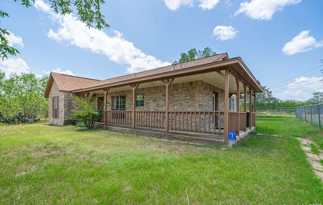 3-bedroom rental at 8540 Real Rd in San Antonio, TX — photo 4