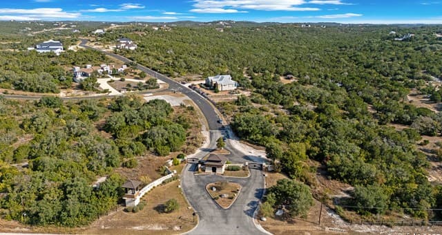 rental at 317 Cr RD 273 in Mico, TX — photo 2