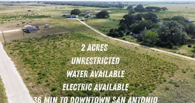 rental at 949 Cr 777 Lot 5 in Devine, TX — photo 1