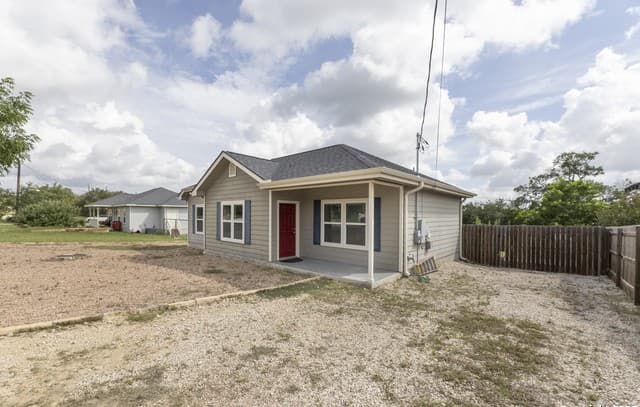 2-bedroom rental at 421 Cimarron in Spring Branch, TX — photo 2