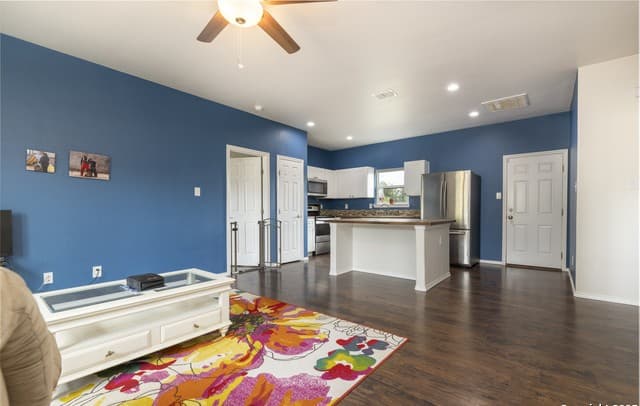 2-bedroom rental at 421 Cimarron in Spring Branch, TX — photo 5