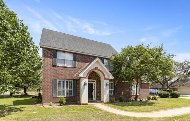 4-bedroom rental at 1732 Continental in Pleasanton, TX — photo 1