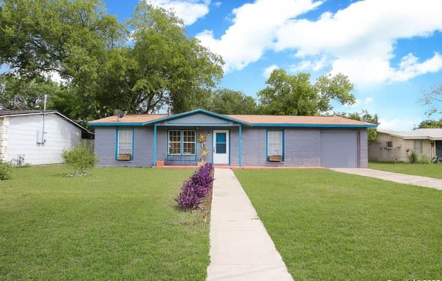 5-bedroom rental at 246 Flintstone Ln in Universal City, TX — photo 1