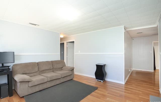5-bedroom rental at 246 Flintstone Ln in Universal City, TX — photo 3