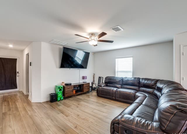 2-bedroom rental at 12153 Parish Divide in San Antonio, TX — photo 2