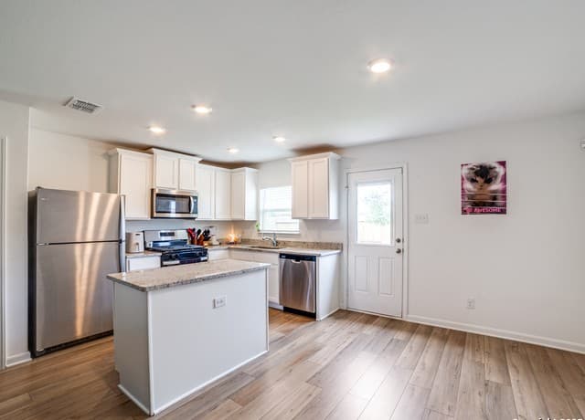 2-bedroom rental at 12153 Parish Divide in San Antonio, TX — photo 3