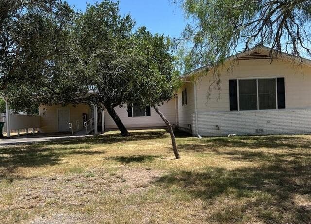4-bedroom rental at 702 Esplanade in Karnes City, TX — photo 1