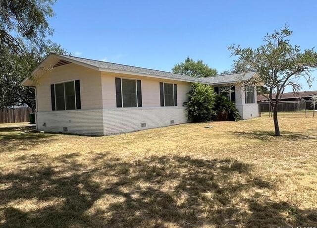 4-bedroom rental at 702 Esplanade in Karnes City, TX — photo 3