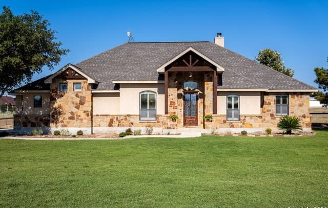 4-bedroom home for sale at 117 Abrego Run in Floresville TX