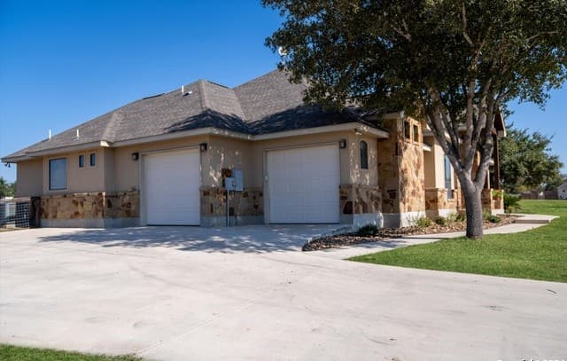 Home for sale at 117 Abrego Run in Floresville, TX — photo 3