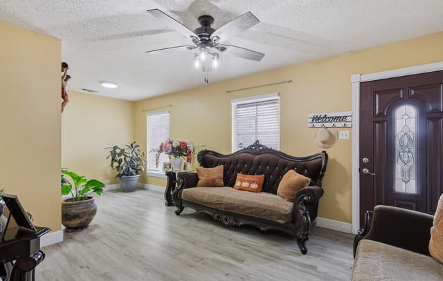 3-bedroom rental at 251 Cliffwood in San Antonio, TX — photo 2