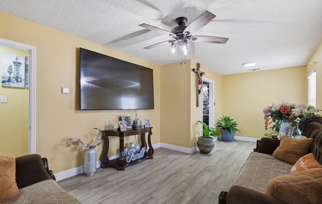 3-bedroom rental at 251 Cliffwood in San Antonio, TX — photo 4