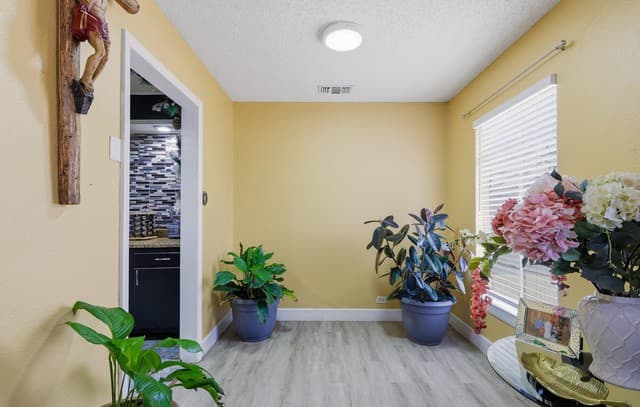 3-bedroom rental at 251 Cliffwood in San Antonio, TX — photo 5