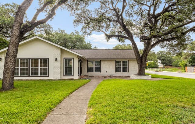 3-bedroom rental at 14102 Red Maple in San Antonio, TX — photo 4