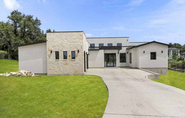4-bedroom rental at 9847 Midsomer Pl in San Antonio, TX — photo 2