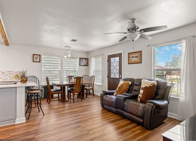 3-bedroom rental at 505 Avenue E in Poteet, TX — photo 5