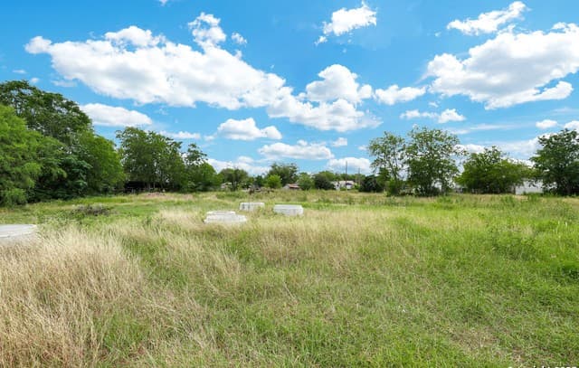 rental at 3400 Golden Ave in San Antonio, TX — photo 4