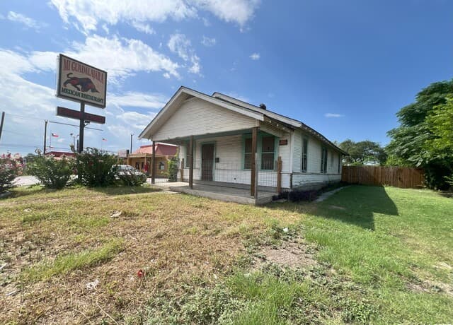 3-bedroom rental at 1143 Culebra Rd in San Antonio, TX — photo 4