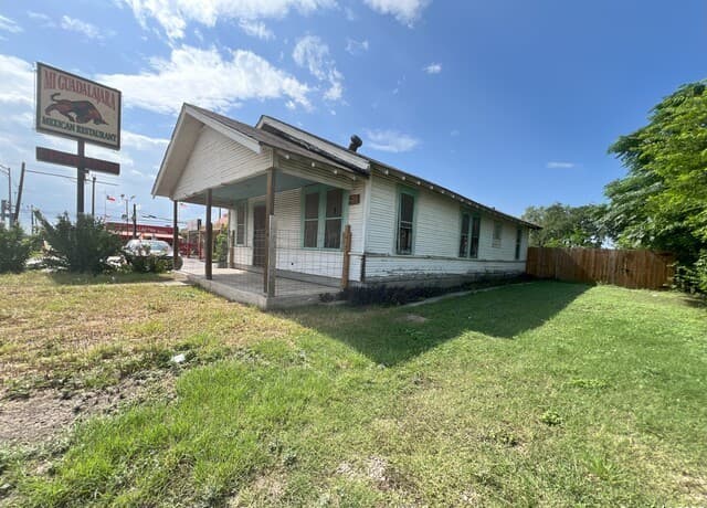 3-bedroom rental at 1143 Culebra Rd in San Antonio, TX — photo 5