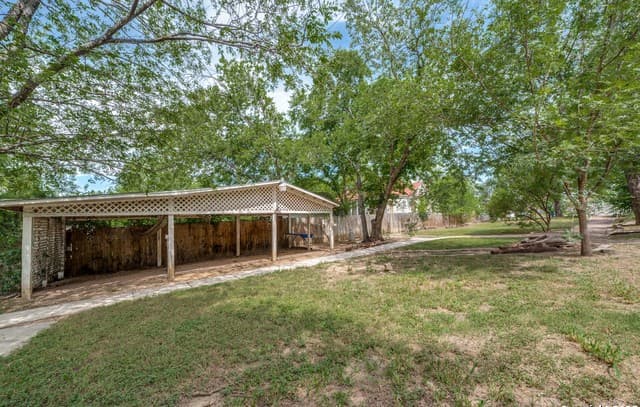 rental at 622 Nolan St in San Antonio, TX — photo 3