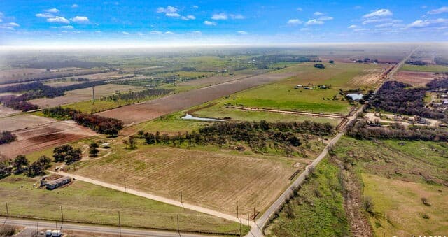 rental at 8774 N US Hwy 281 in Leming, TX — photo 2