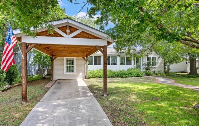 4-bedroom rental at 131 Larchmont in San Antonio, TX — photo 1