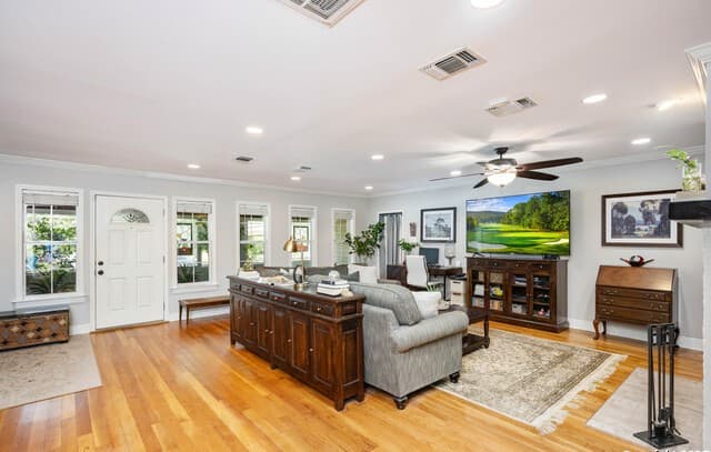 4-bedroom rental at 131 Larchmont in San Antonio, TX — photo 5