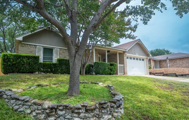 2-bedroom rental at 7813 Forest Briar in Live Oak, TX — photo 2