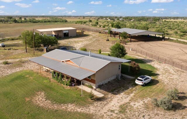 3-bedroom rental at 18434 Fm 471 in Natalia, TX — photo 2
