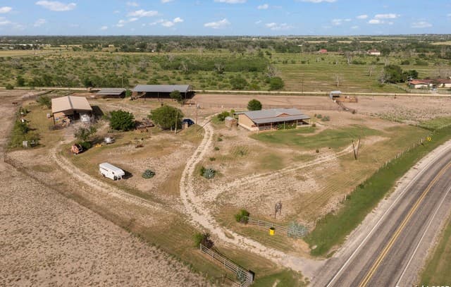 rental at 18434 Fm 471 in Natalia, TX — photo 4