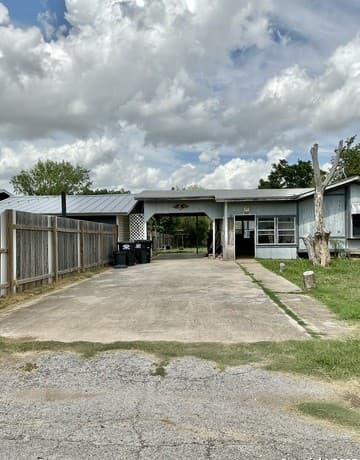 rental at 19615 Oil Street in Somerset, TX — photo 2