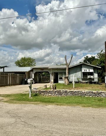 rental at 19615 Oil Street in Somerset, TX — photo 3
