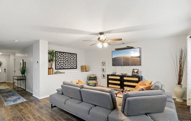 5-bedroom rental at 7451 Circle Farm in San Antonio, TX — photo 4