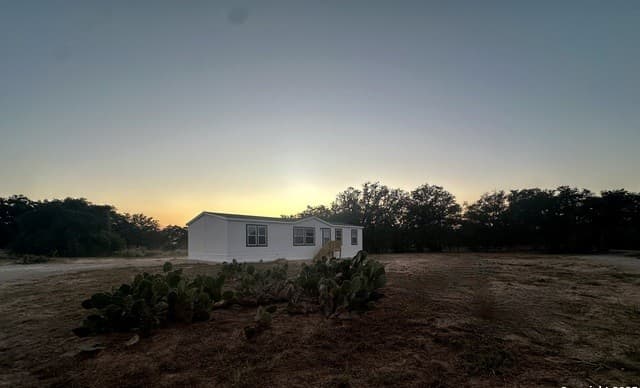 4-bedroom rental at 5161 County Road 302 in Floresville, TX — photo 2