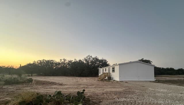 4-bedroom rental at 5161 County Road 302 in Floresville, TX — photo 4