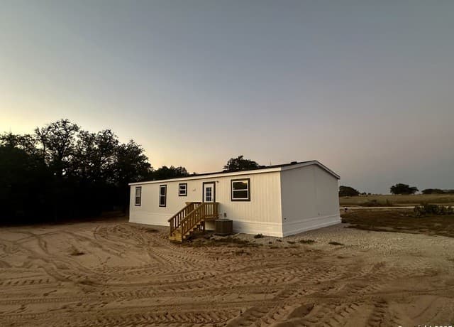 4-bedroom rental at 5161 County Road 302 in Floresville, TX — photo 5