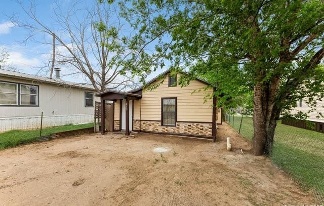 3-bedroom rental at 373 Avenue I in Poteet, TX — photo 2