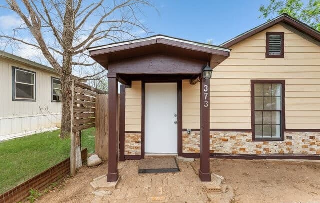 3-bedroom rental at 373 Avenue I in Poteet, TX — photo 4