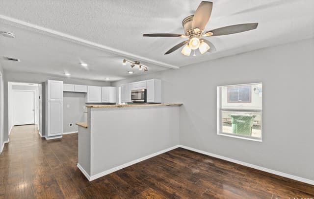 3-bedroom rental at 714 Hallie Ave in San Antonio, TX — photo 3