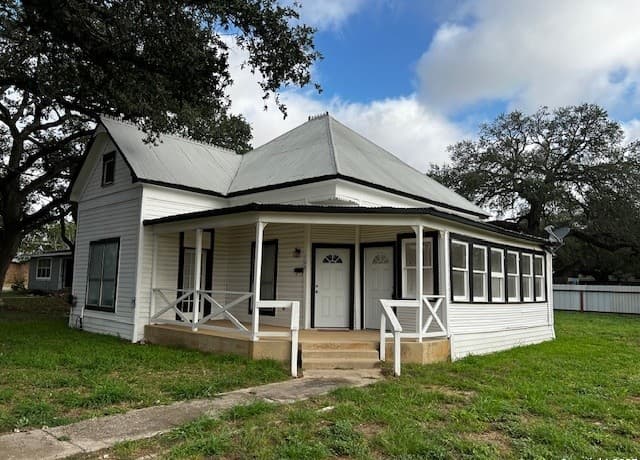 2-bedroom rental at 308 W Coker in Devine, TX — photo 1